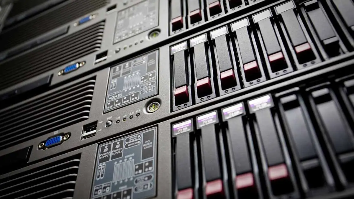 RAID 5 SSD beneficii pentru gazduire web